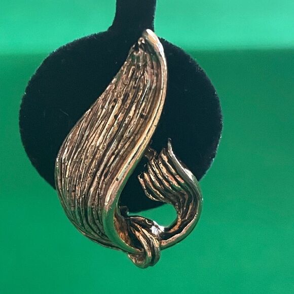 Vintage clip on earrings - Picture 4 of 5